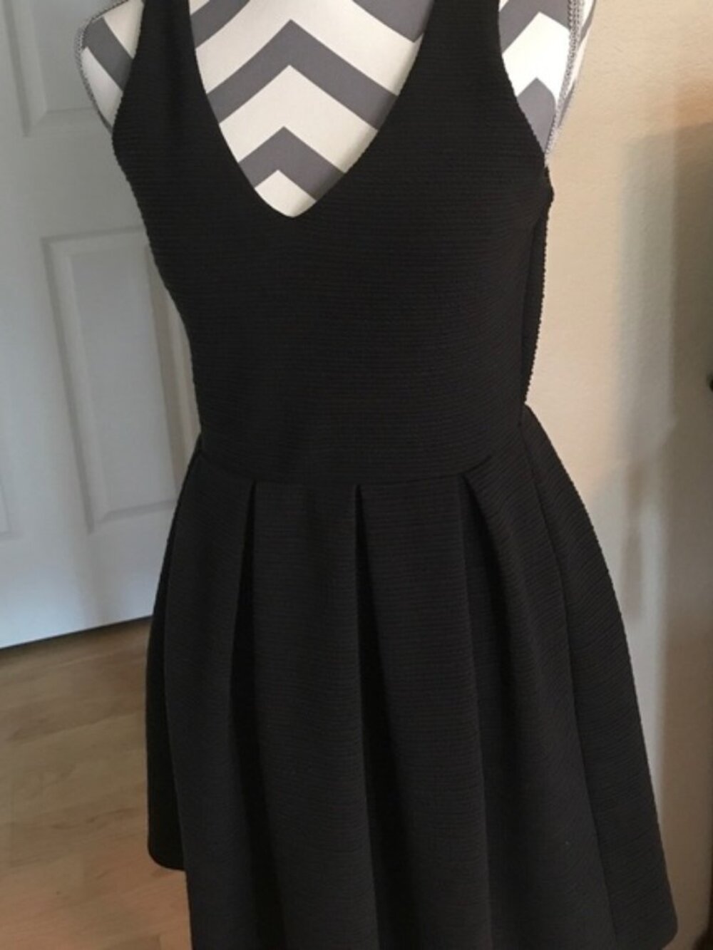 Xtaren V neck sleeveless LBD  sz small